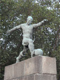 Fußball-Statue Jahnsportpark Prenzlauer Berg