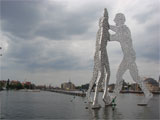 Molecule Man Osthafen Spreeufer Elsenbrücke